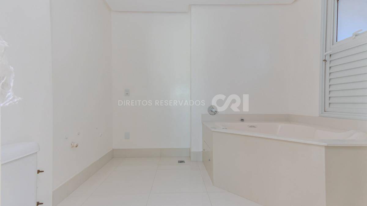 Apartamento duplex com 4 suítes no Residencial Le Majestic no Centro de Balneário Camboriú