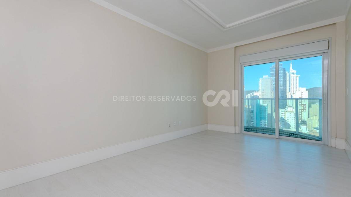 Apartamento duplex com 4 suítes no Residencial Le Majestic no Centro de Balneário Camboriú