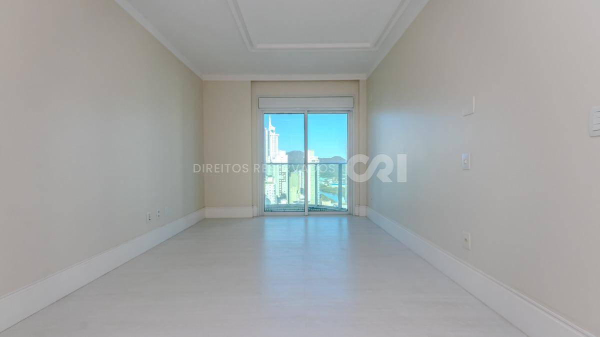 Apartamento duplex com 4 suítes no Residencial Le Majestic no Centro de Balneário Camboriú
