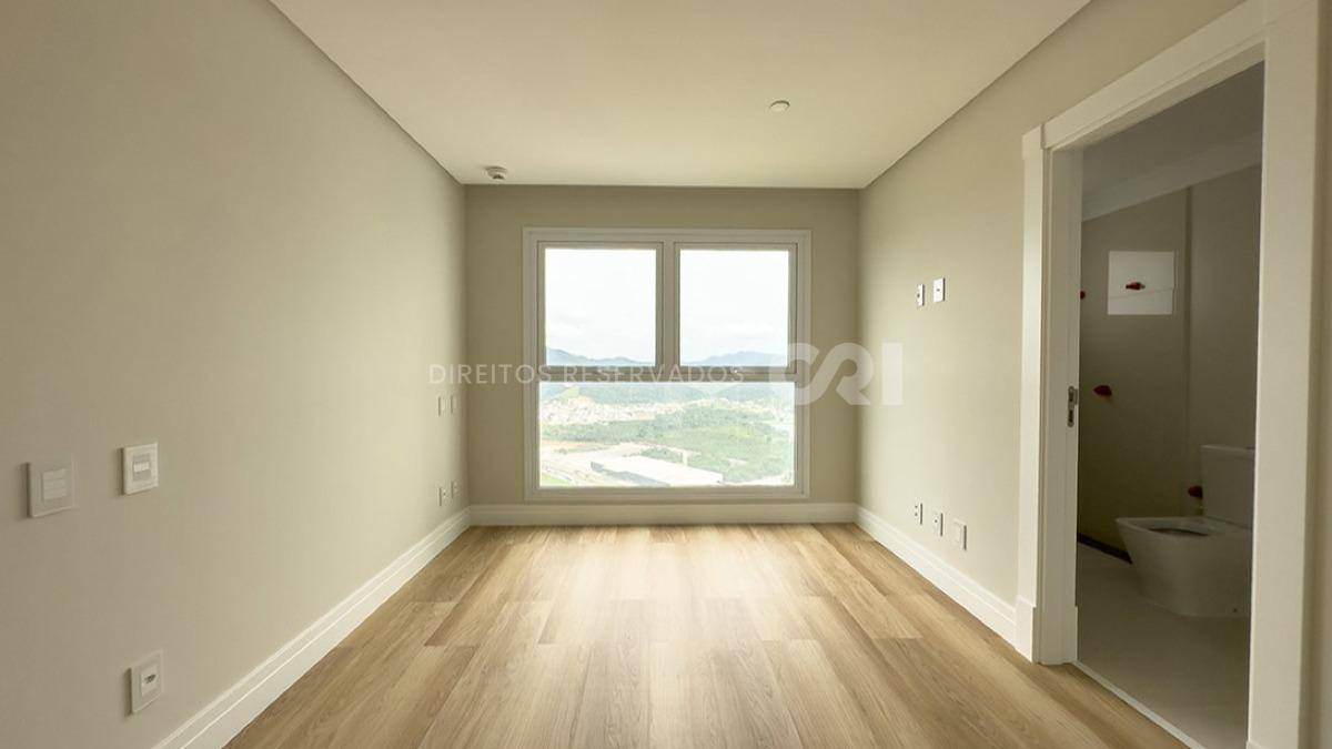 Apartamento com 4 suítes no edifício One Tower, na Barra Sul de Balneário Camboriú