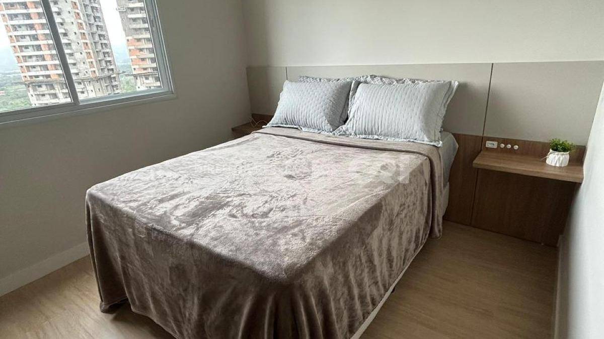 Apartamento com 2 quartos no Vila das Aroeiras na Meia Praia em Itapema