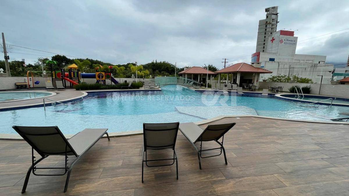 Apartamento com 2 quartos no Vila das Aroeiras na Meia Praia em Itapema