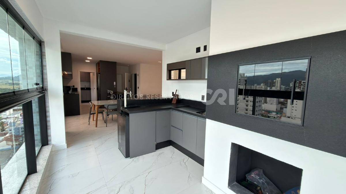 Apartamento com 3 suítes no Edifício Le Voyage na Meia Praia em Itapema