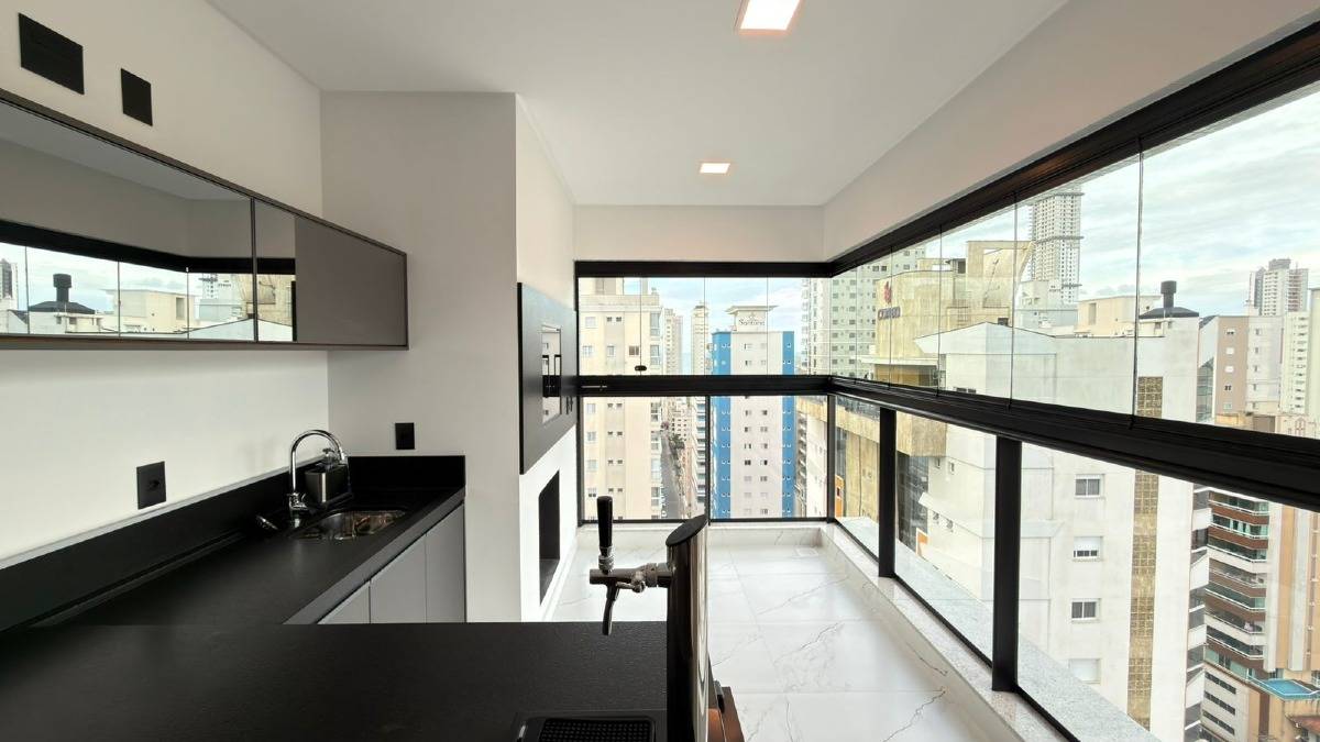Apartamento com 3 suítes no Edifício Le Voyage na Meia Praia em Itapema