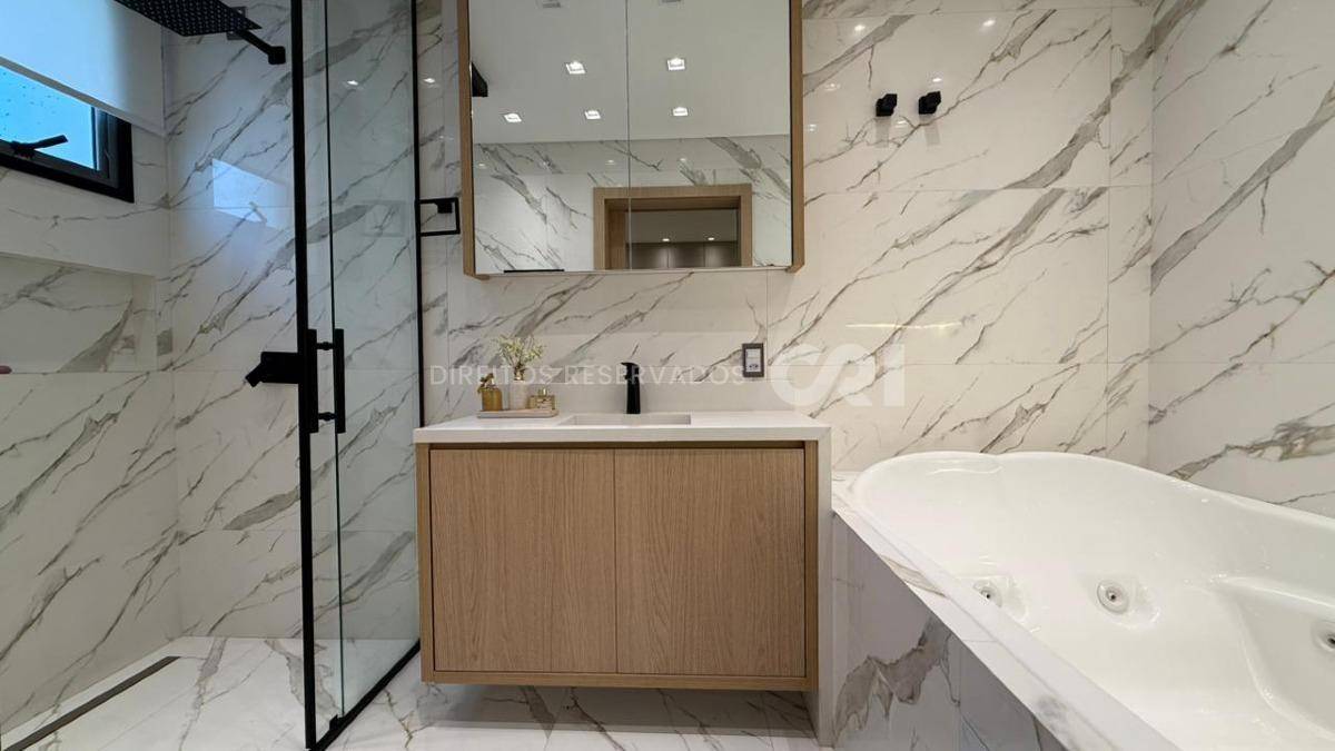 Apartamento quadra mar com 4 suítes no Residencial Milano na Meia Praia Itapema