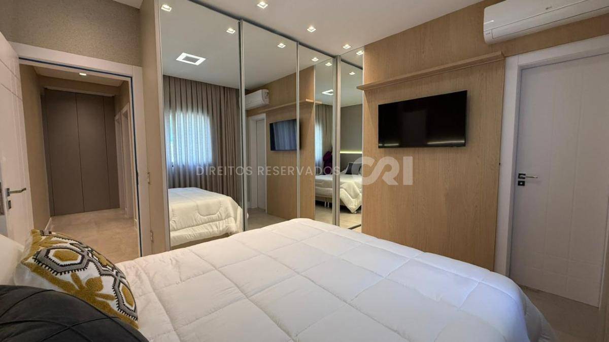 Apartamento quadra mar com 4 suítes no Residencial Milano na Meia Praia Itapema