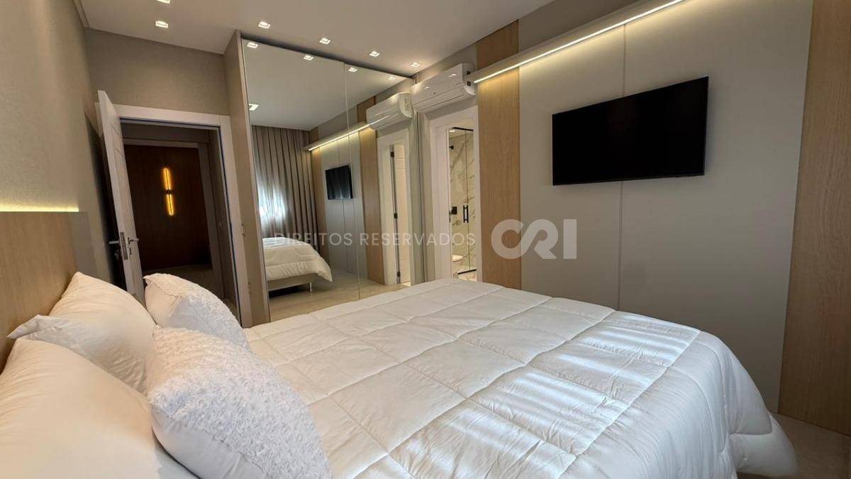 Apartamento quadra mar com 4 suítes no Residencial Milano na Meia Praia Itapema