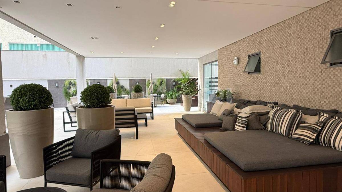 Apartamento quadra mar com 4 suítes no Residencial Milano na Meia Praia Itapema