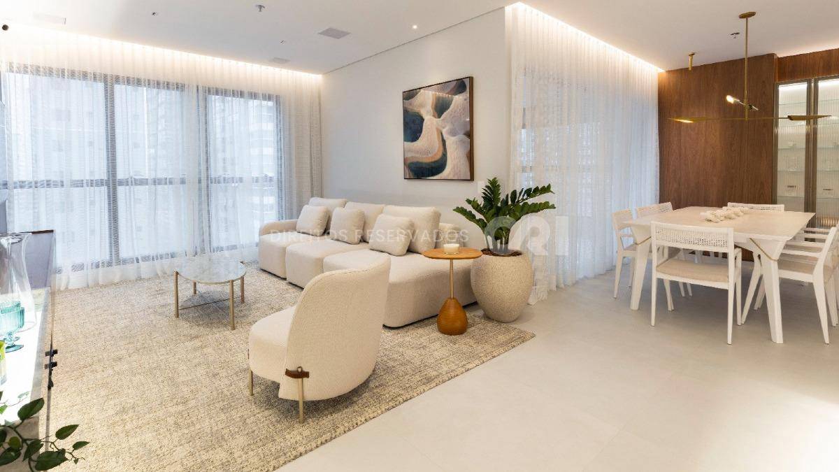 Apartamento com 3 suítes no Edifício Cosmopolitan na Meia Praia Itapema