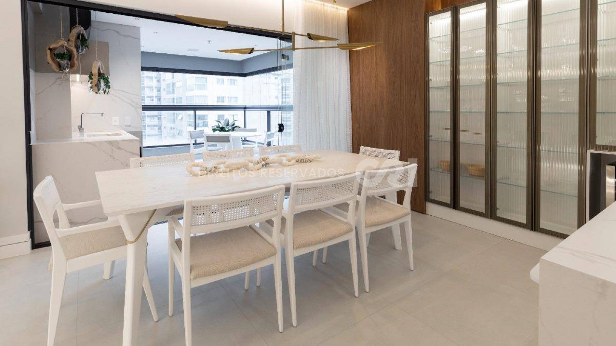 Apartamento com 3 suítes no Edifício Cosmopolitan na Meia Praia Itapema