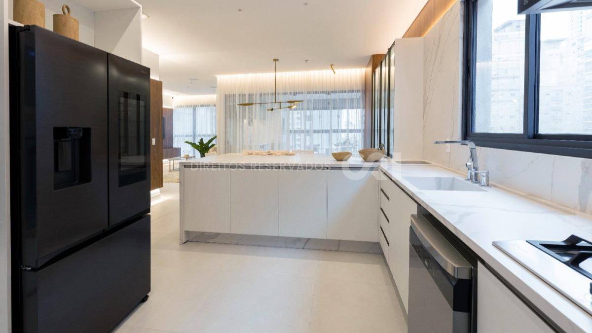 Apartamento com 3 suítes no Edifício Cosmopolitan na Meia Praia Itapema