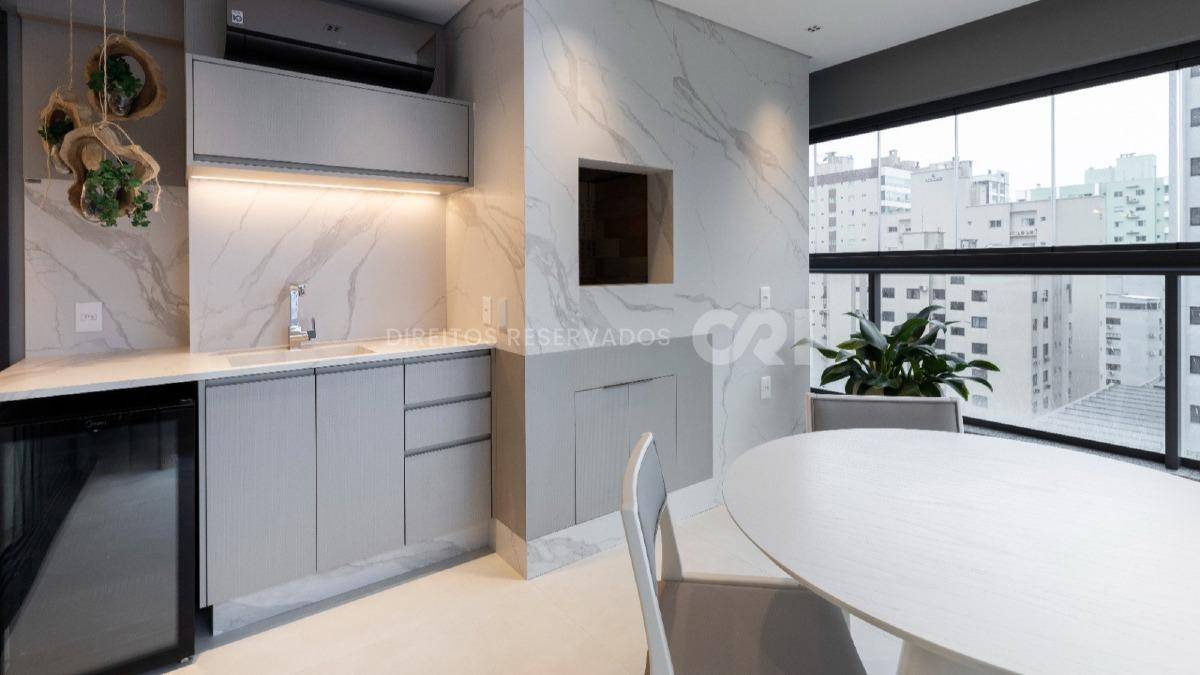 Apartamento com 3 suítes no Edifício Cosmopolitan na Meia Praia Itapema