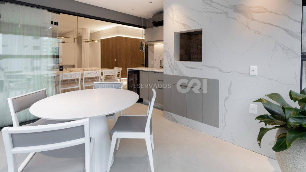 Apartamento com 3 suítes no Edifício Cosmopolitan na Meia Praia Itapema