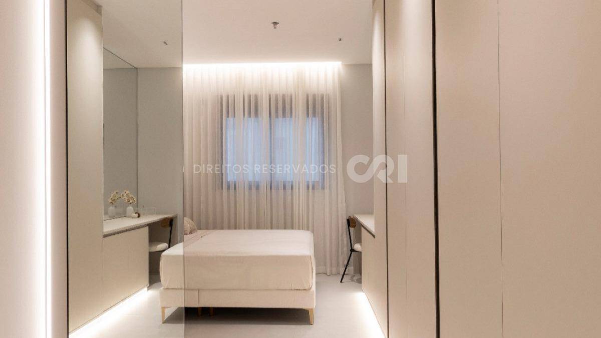 Apartamento com 3 suítes no Edifício Cosmopolitan na Meia Praia Itapema