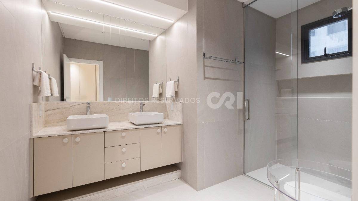 Apartamento com 3 suítes no Edifício Cosmopolitan na Meia Praia Itapema