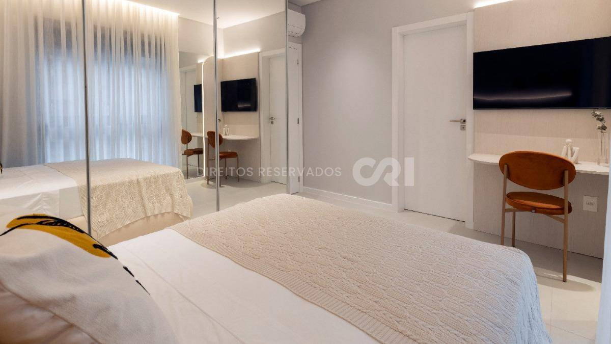 Apartamento com 3 suítes no Edifício Cosmopolitan na Meia Praia Itapema