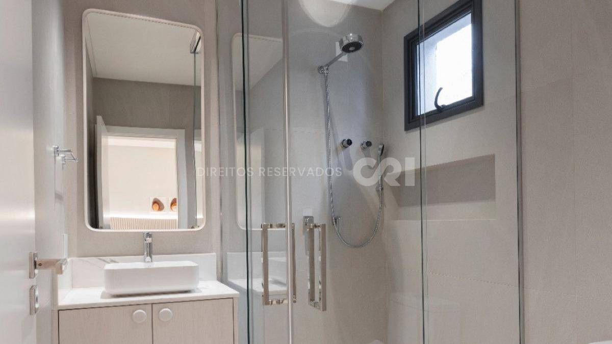 Apartamento com 3 suítes no Edifício Cosmopolitan na Meia Praia Itapema