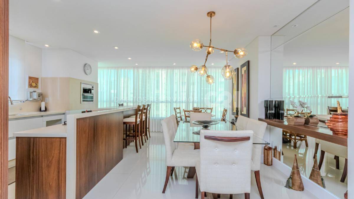 Apartamento com 4 Suítes no Lumiére Residence na Meia Praia em Itapema