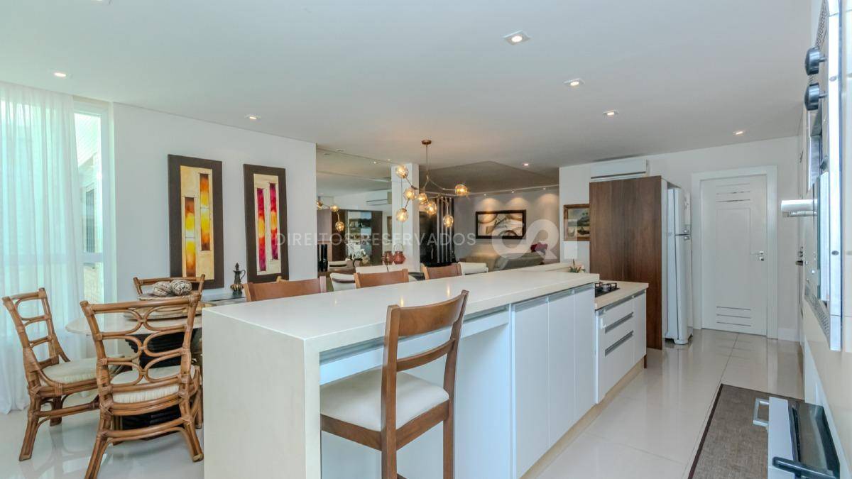 Apartamento com 4 Suítes no Lumiére Residence na Meia Praia em Itapema