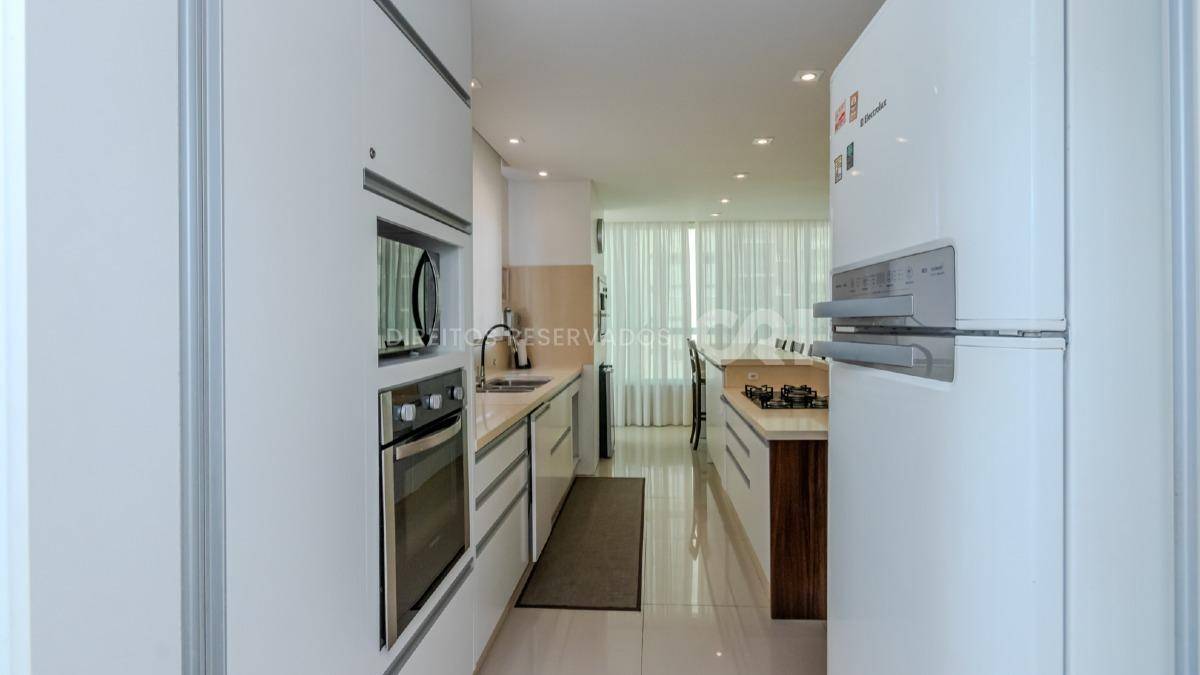 Apartamento com 4 Suítes no Lumiére Residence na Meia Praia em Itapema