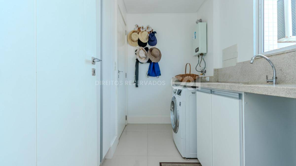 Apartamento com 4 Suítes no Lumiére Residence na Meia Praia em Itapema