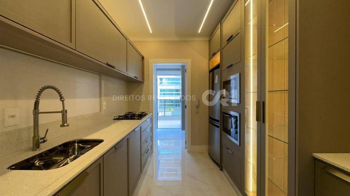 Apartamento com 3 Suítes no Greta Palace em Meia Praia, Itapema