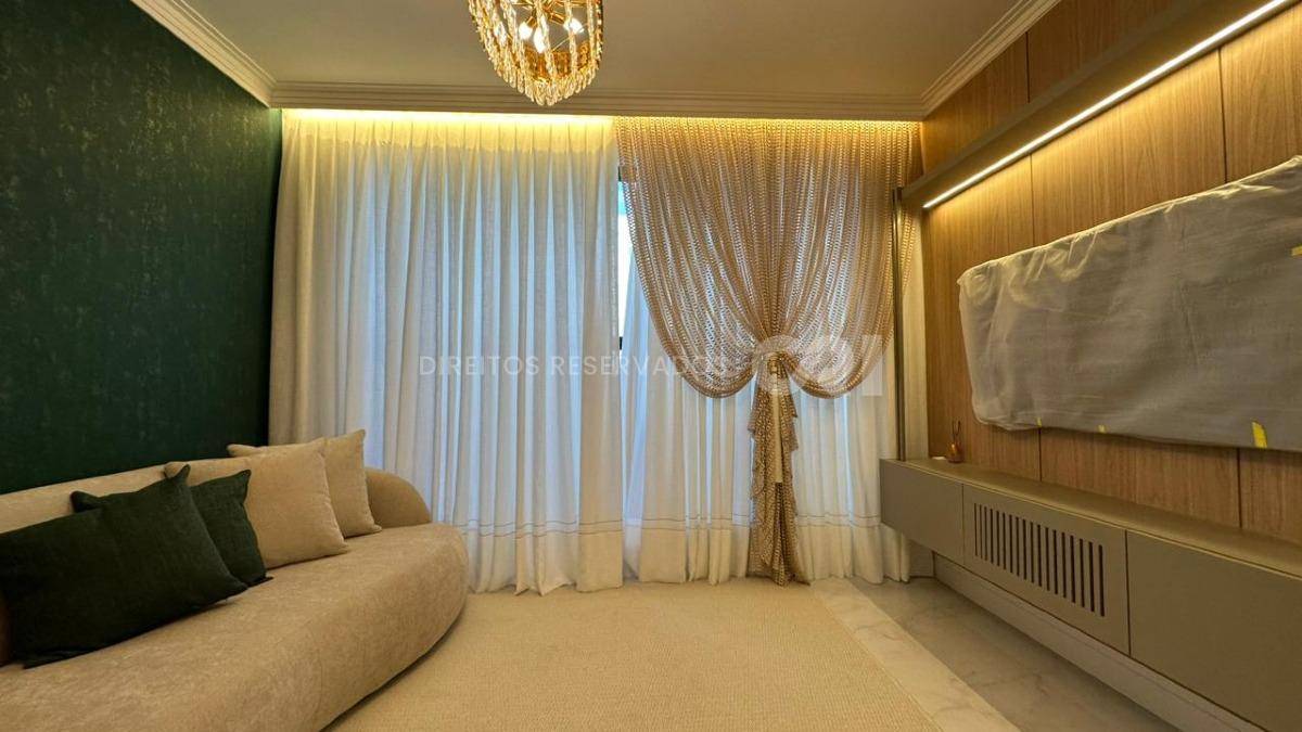 Apartamento com 3 Suítes no Greta Palace em Meia Praia, Itapema