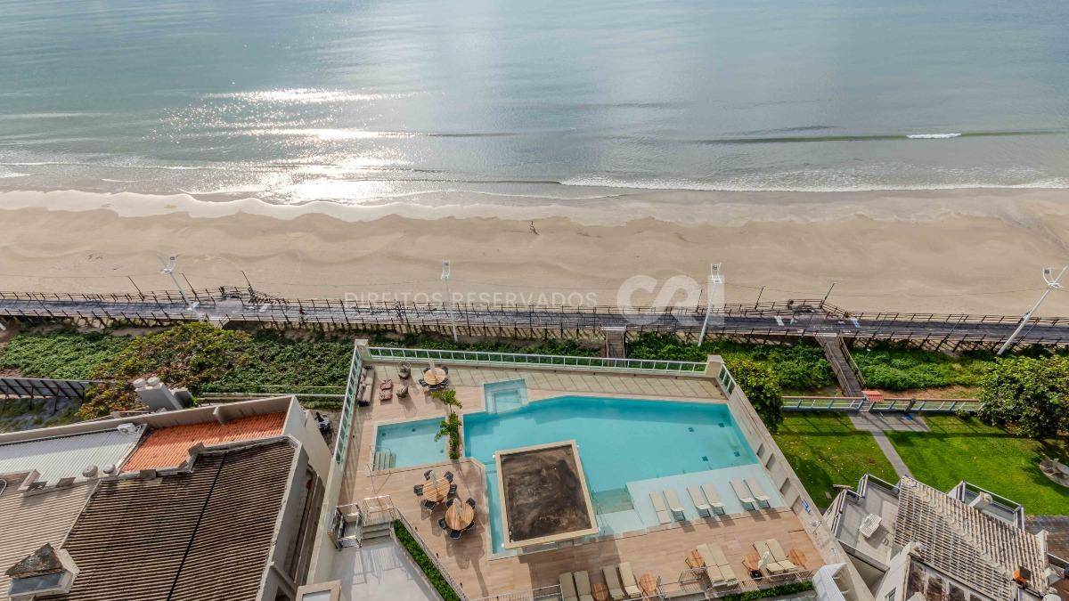Apartamento com 4 Suítes no Lumiére Residence na Meia Praia em Itapema