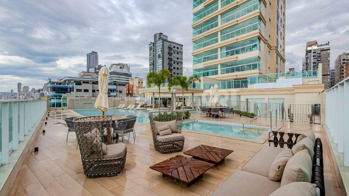 Apartamento com 4 Suítes no Lumiére Residence na Meia Praia em Itapema