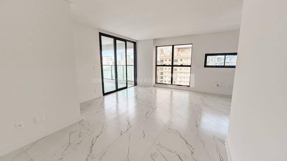 Apartamento com 3 Dormitórios no Le Voyage na Meia Praia, Itapema