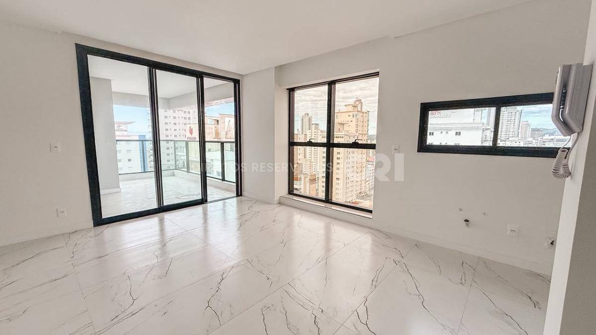 Apartamento com 3 Dormitórios no Le Voyage na Meia Praia, Itapema