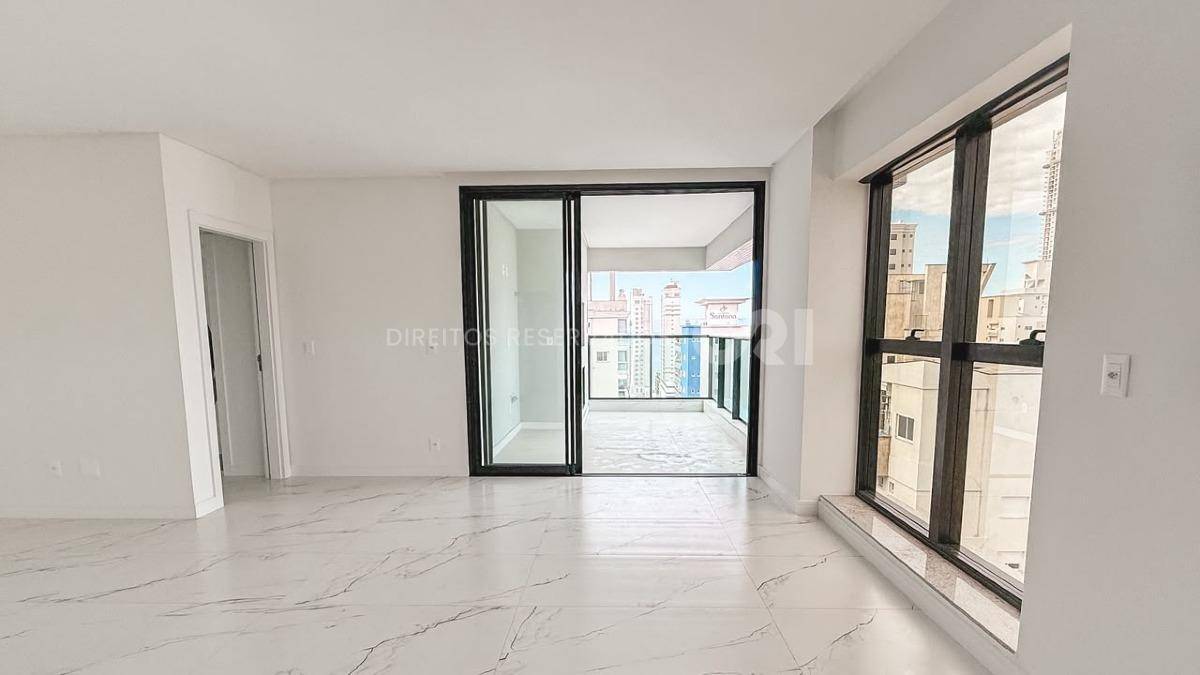 Apartamento com 3 Dormitórios no Le Voyage na Meia Praia, Itapema