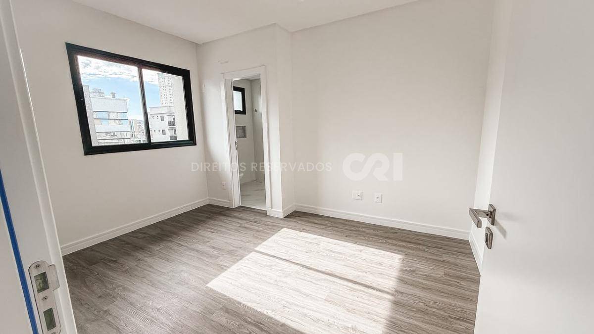 Apartamento com 3 Dormitórios no Le Voyage na Meia Praia, Itapema