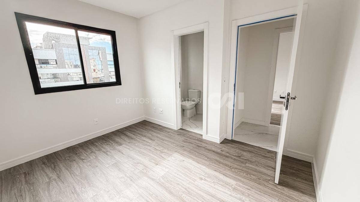 Apartamento com 3 Dormitórios no Le Voyage na Meia Praia, Itapema