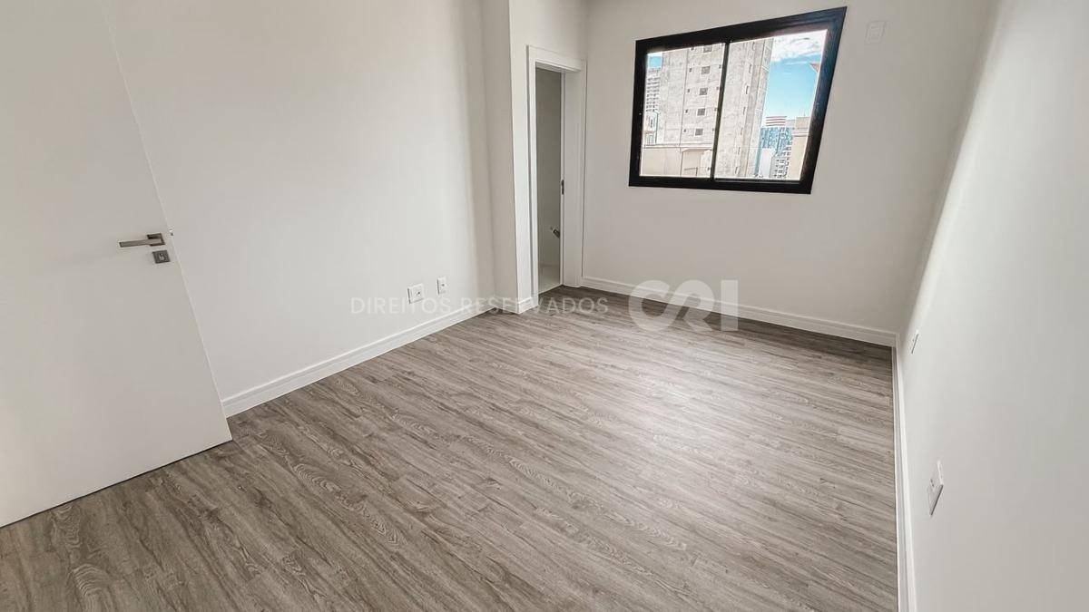 Apartamento com 3 Dormitórios no Le Voyage na Meia Praia, Itapema