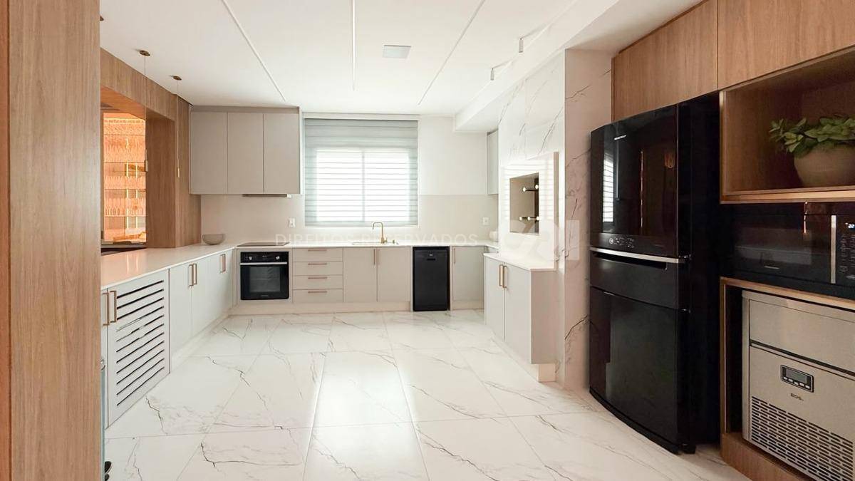Apartamento com 3 Dormitórios no Le Voyage na Meia Praia, Itapema