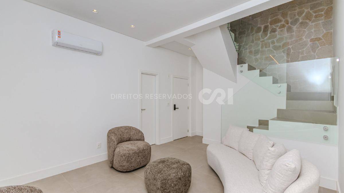 Cobertura Duplex Mobiliada no Edifício JK com 3 suítes na Praia Brava em Itajaí