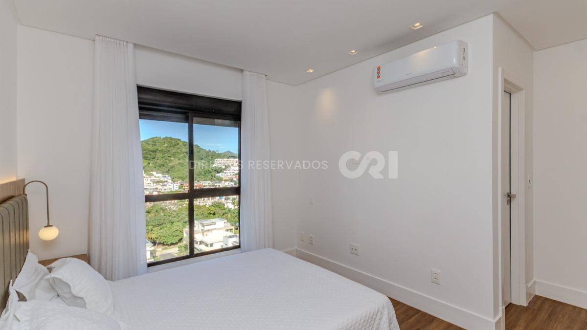 Cobertura Duplex Mobiliada no Edifício JK com 3 suítes na Praia Brava em Itajaí