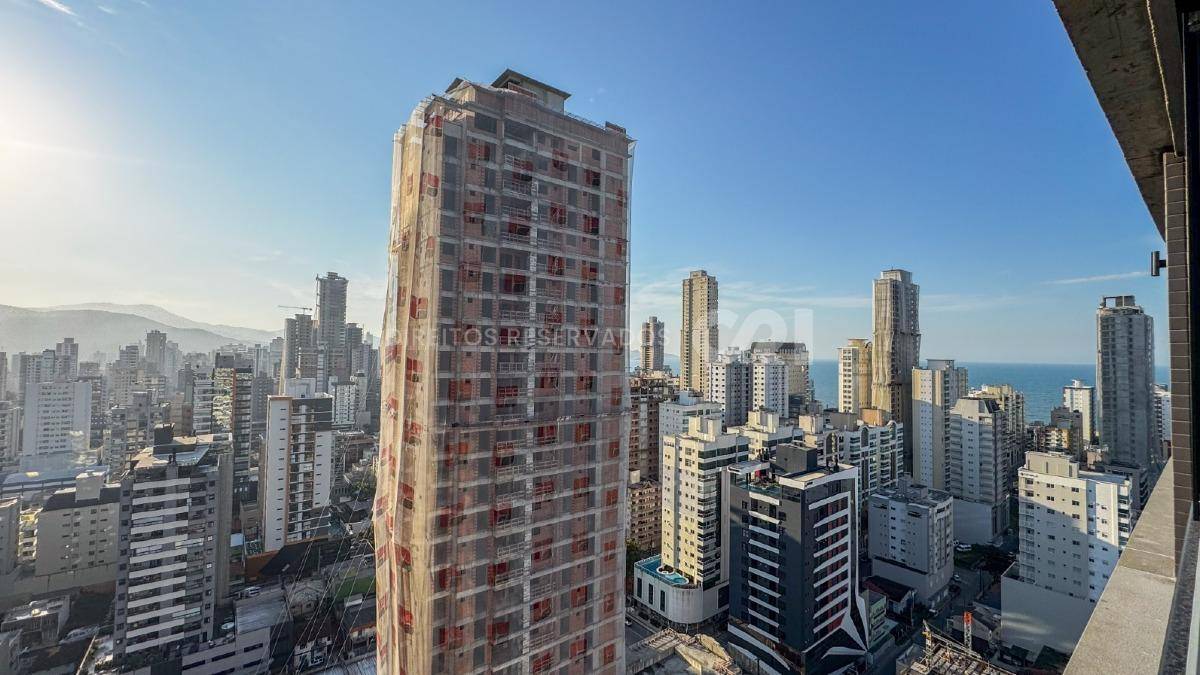 Apartamento com 3 Suítes no La Joie em Meia Praia, Itapema