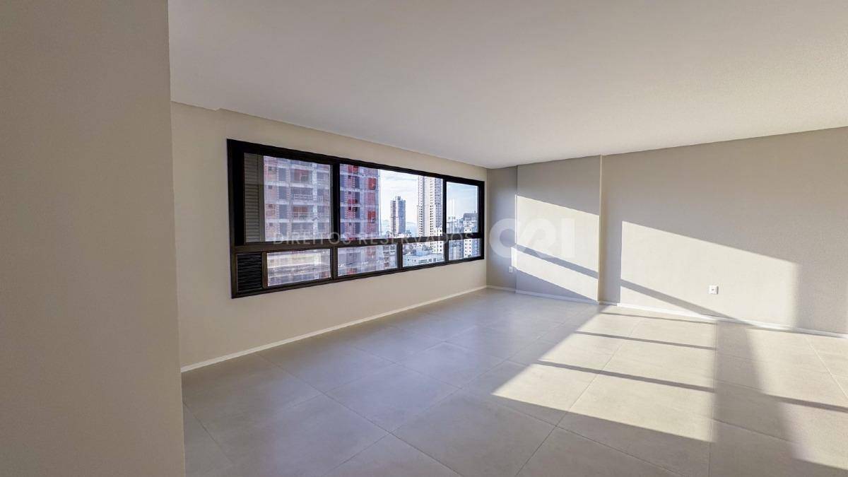Apartamento com 3 Suítes no La Joie em Meia Praia, Itapema
