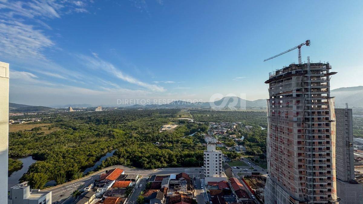 Apartamento com 3 Suítes no La Joie em Meia Praia, Itapema