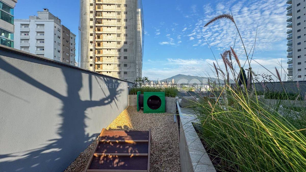 Apartamento com 3 Suítes no La Joie em Meia Praia, Itapema
