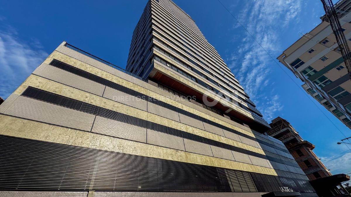 Apartamento com 3 Suítes no La Joie em Meia Praia, Itapema