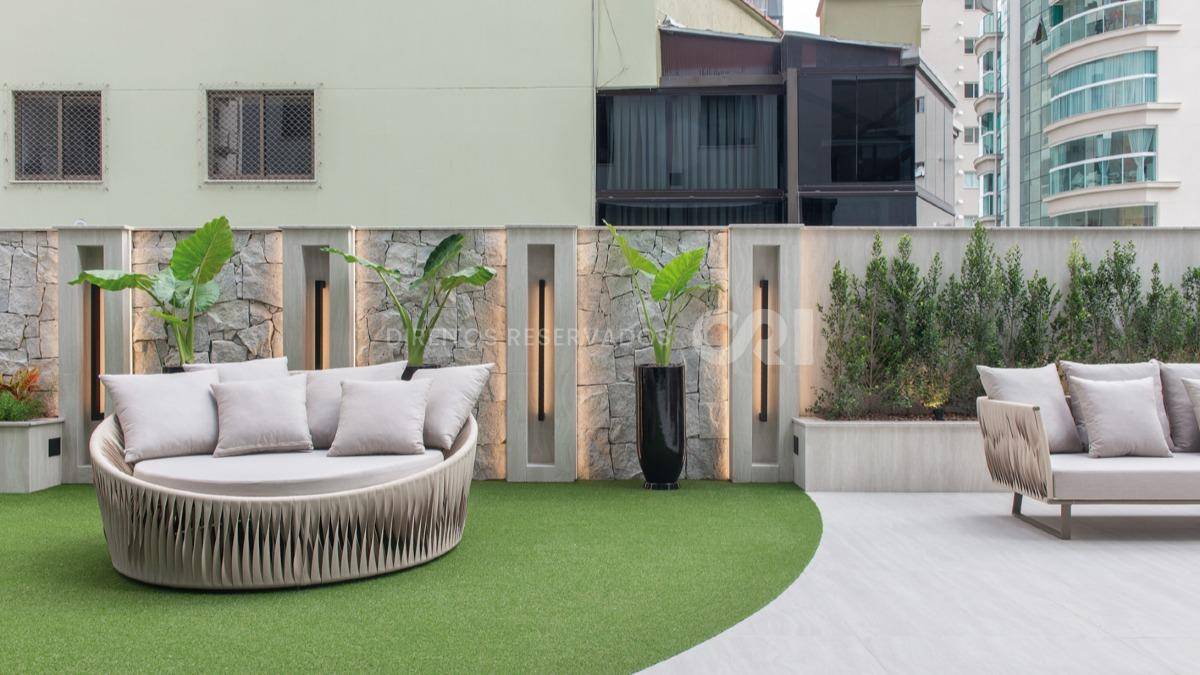 Apartamento no Edifício Impéria Del Mare com 03 suítes na Meia Praia em Itapema