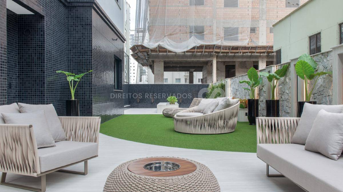 Apartamento no Edifício Impéria Del Mare com 03 suítes na Meia Praia em Itapema