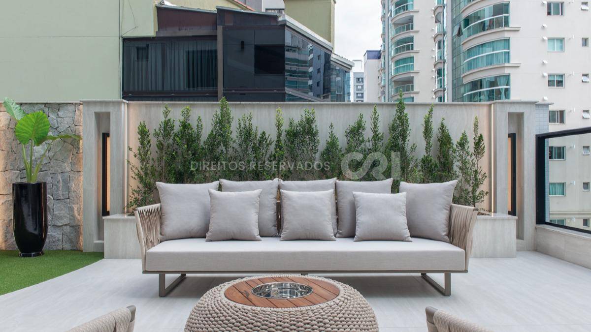 Apartamento no Edifício Impéria Del Mare com 03 suítes na Meia Praia em Itapema