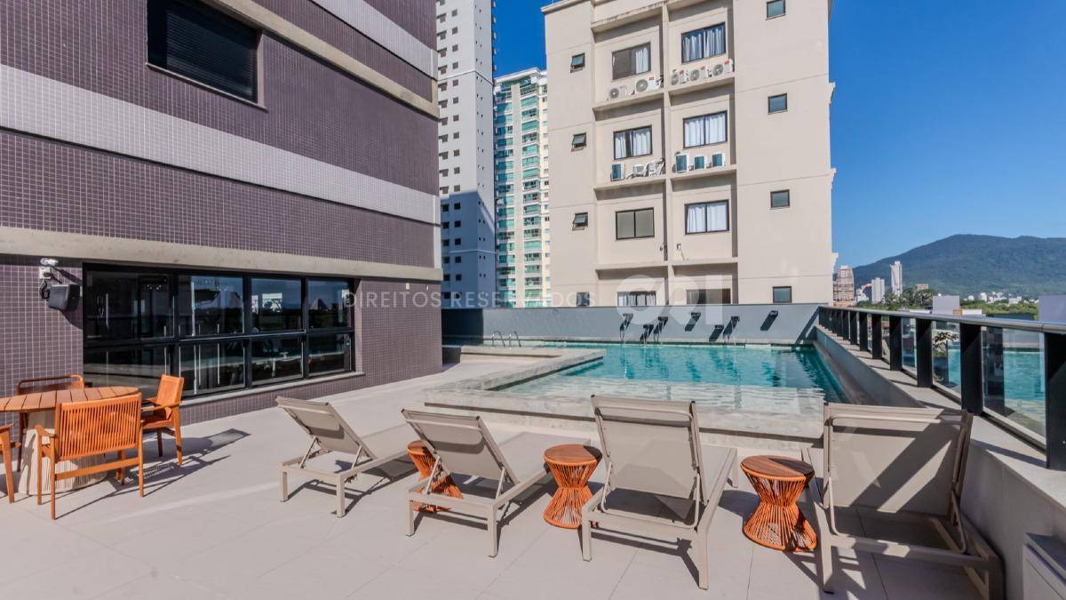 Apartamento com 3 Suítes no La Joie em Meia Praia, Itapema