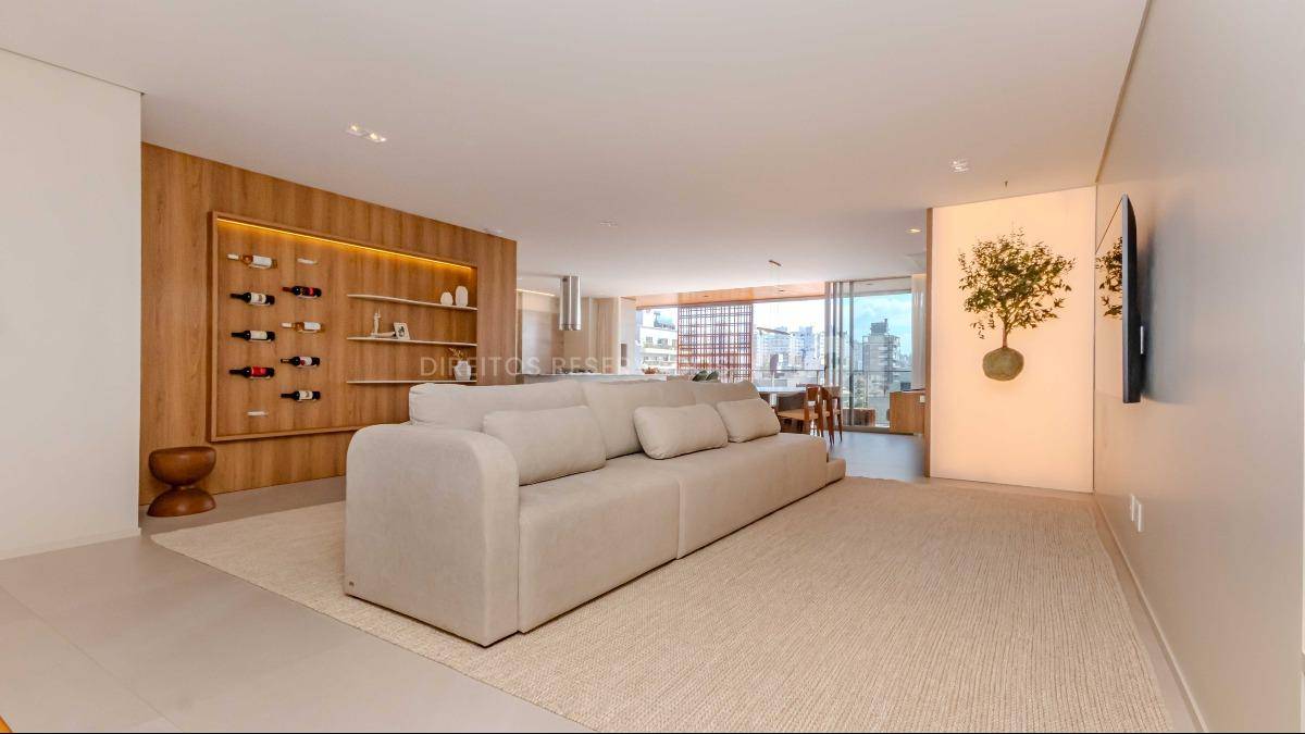 Apartamento Frente Mar com 3 Suítes no Tirreno Residenziale na Praia Brava em Itajaí