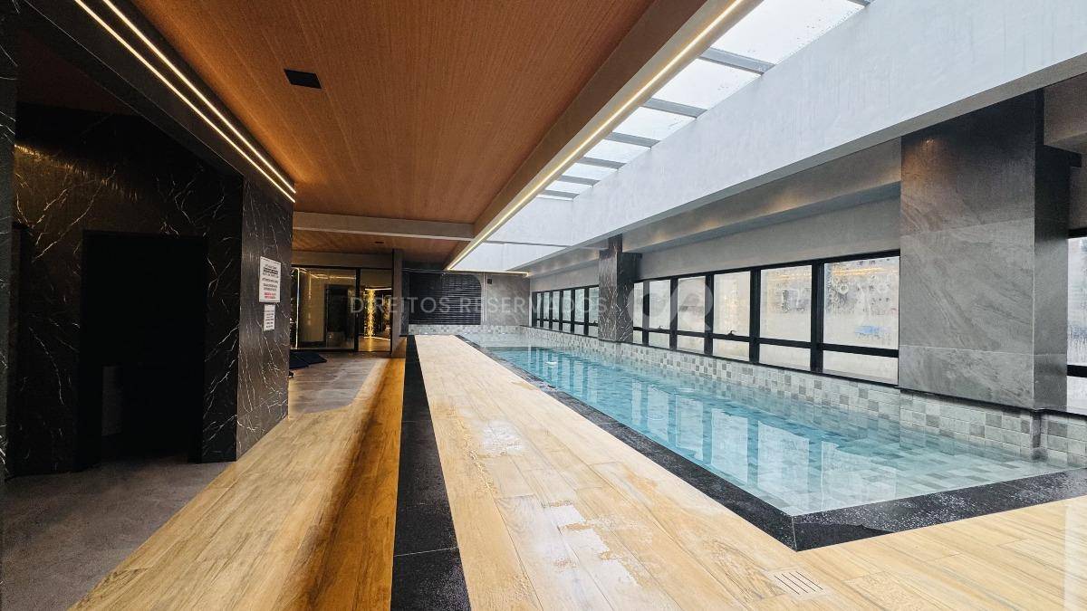 Apartamento com 4 suítes no Shanghai Tower na Meia Praia em Itapema