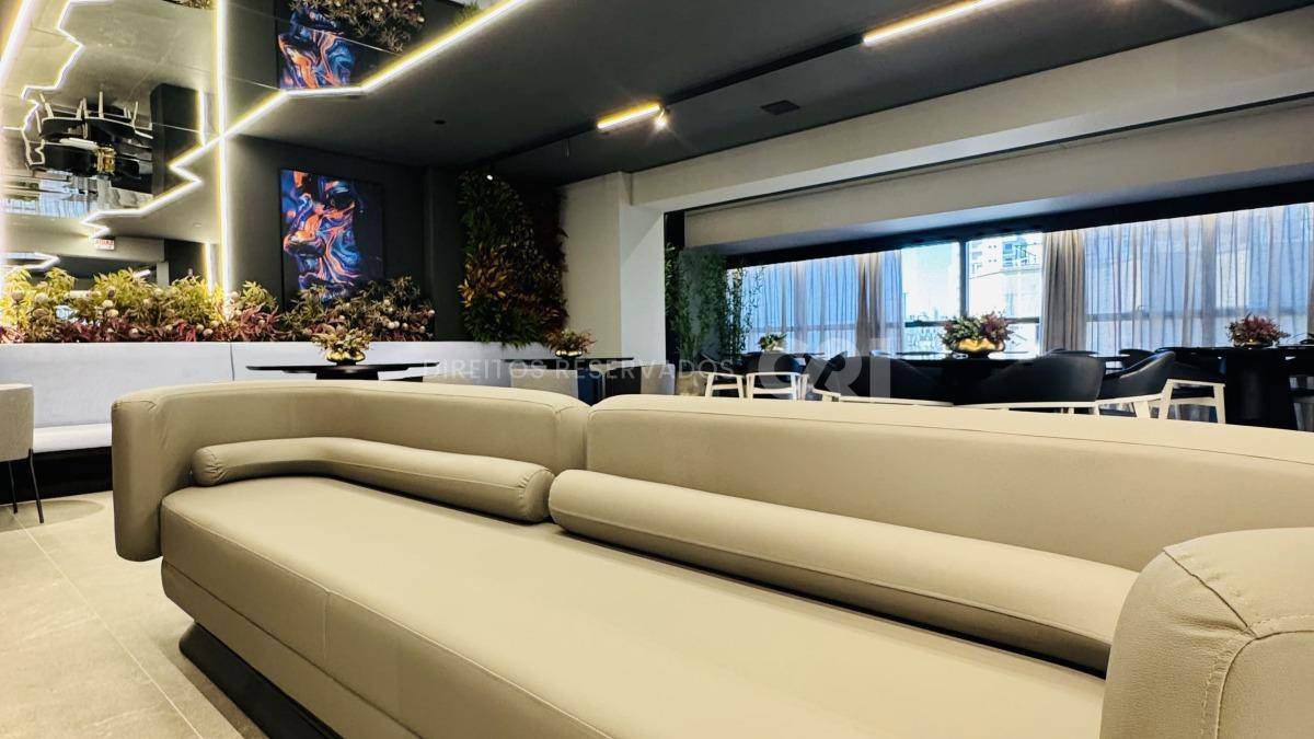 Apartamento com 4 suítes no Shanghai Tower na Meia Praia em Itapema